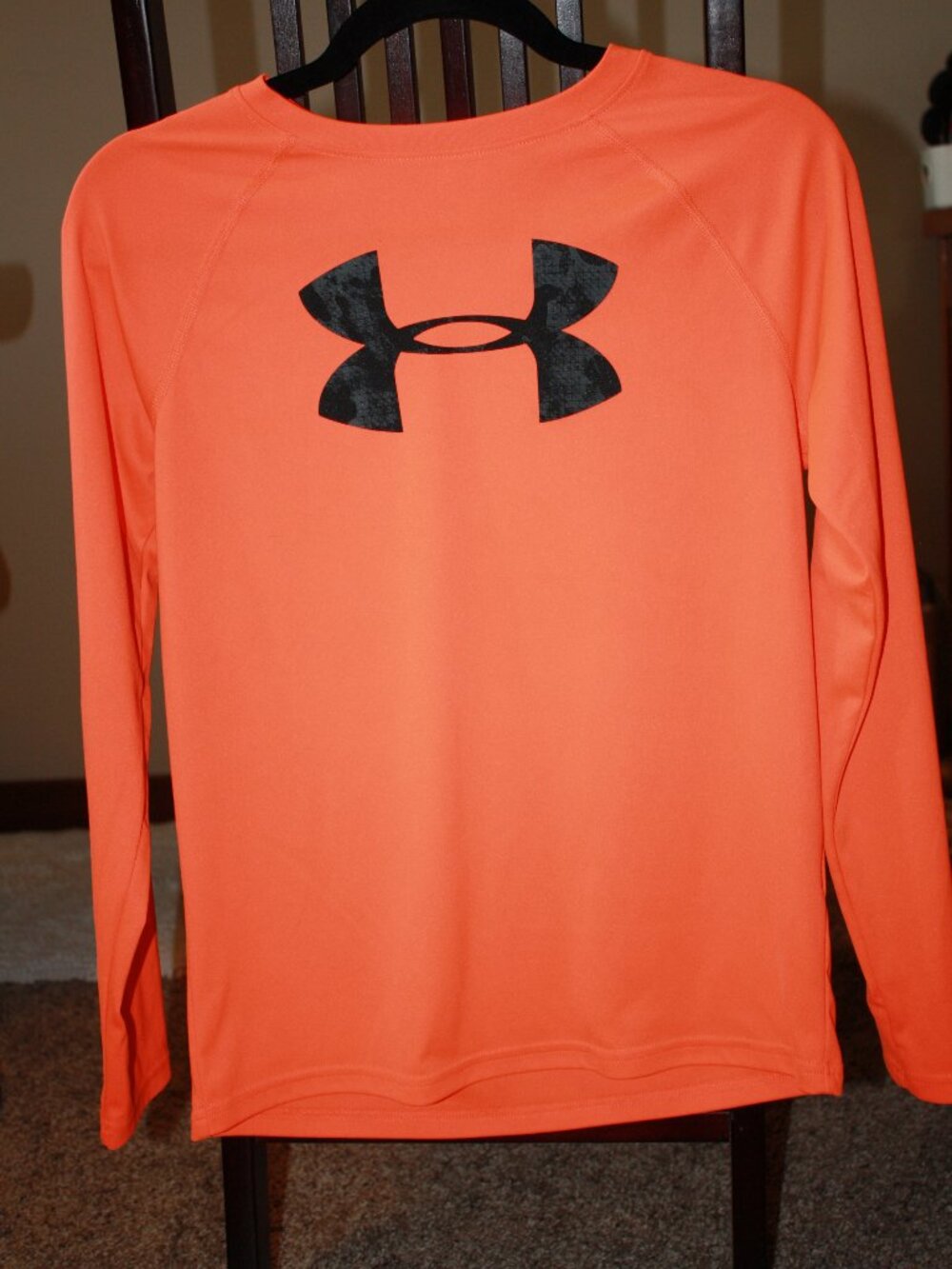 Under Armour, Long Sleeve, crew neck Tee with Logo in Camo. Orange, Size YL